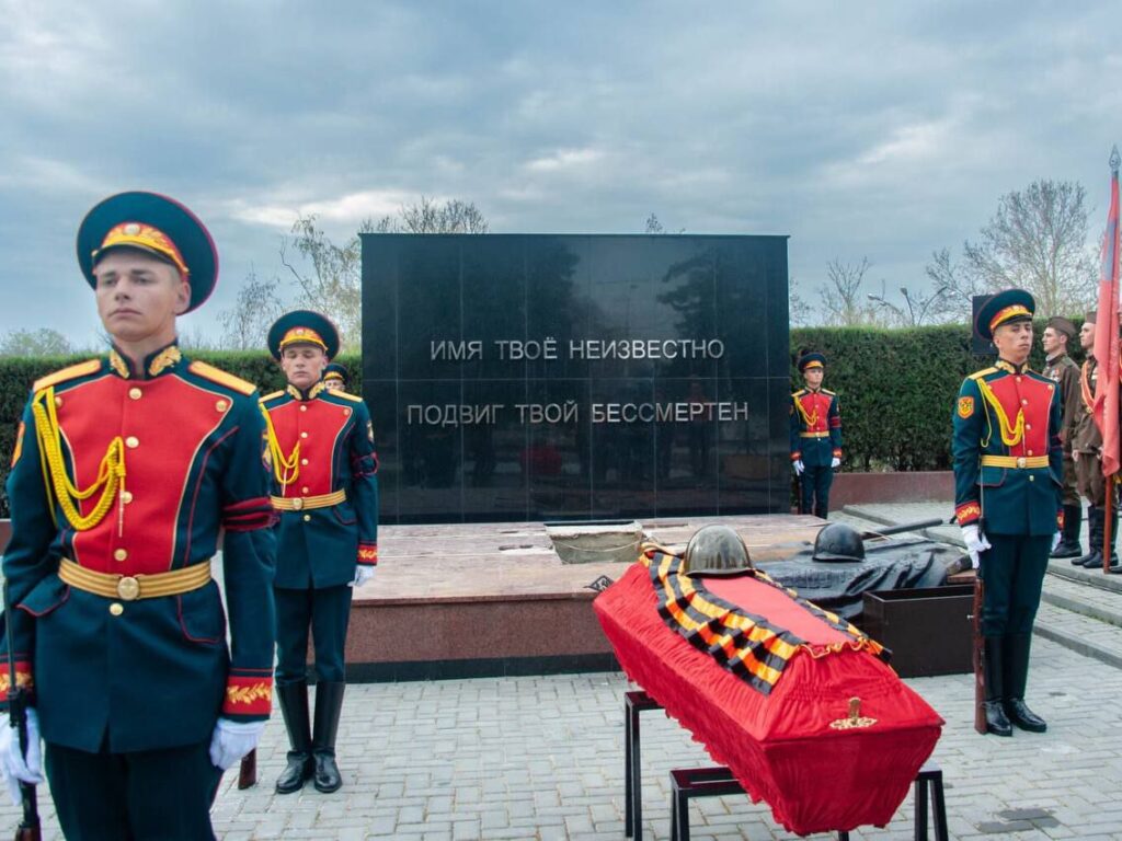 Подготовка к перезахоронению останков неизвестного солдата