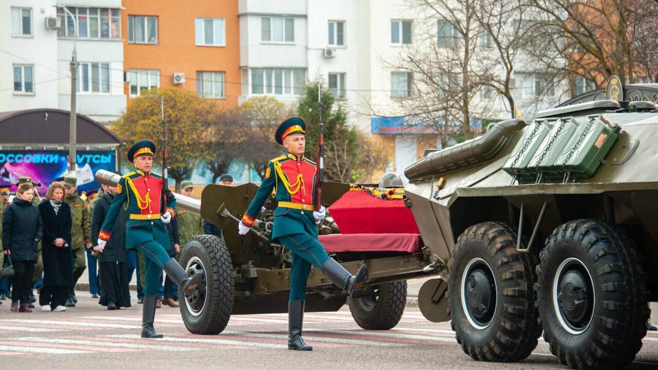 Подготовка к перезахоронению останков неизвестного солдата