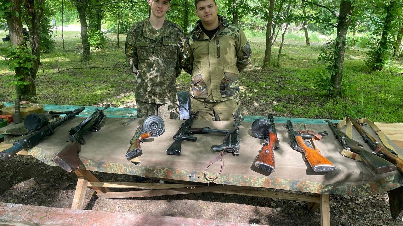 Выставка оружия на студенческом слёте ПГУ