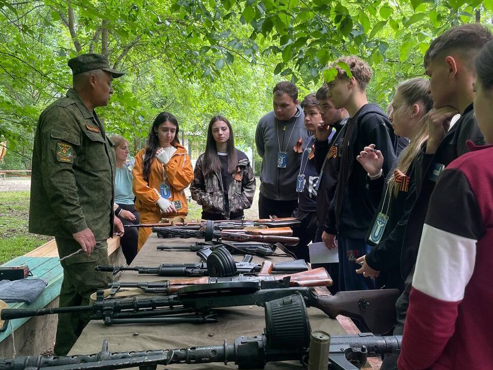Выставка оружия на студенческом слёте ПГУ