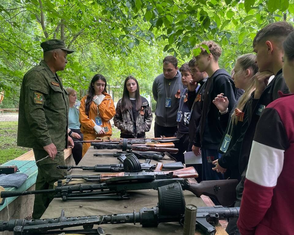 Выставка оружия на студенческом слёте ПГУ