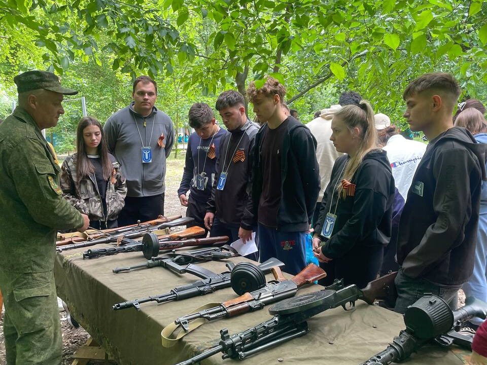 Выставка оружия на студенческом слёте ПГУ