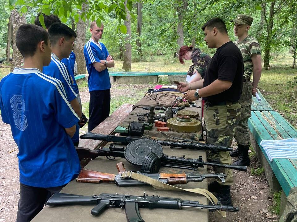 Выставка оружия на студенческом слёте ПГУ
